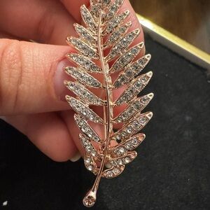 Elegant Gold Leaf Crystal Brooch